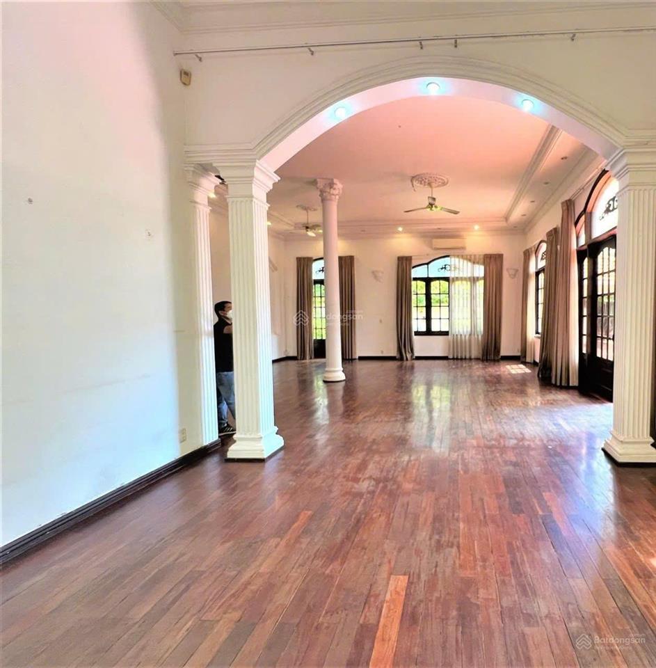 Cho thuê biệt thự góc 2 mặt tiền trần văn sắc, thảo điền 600m2, hồ bơi riêng  chỉ 7.000 usd/tháng