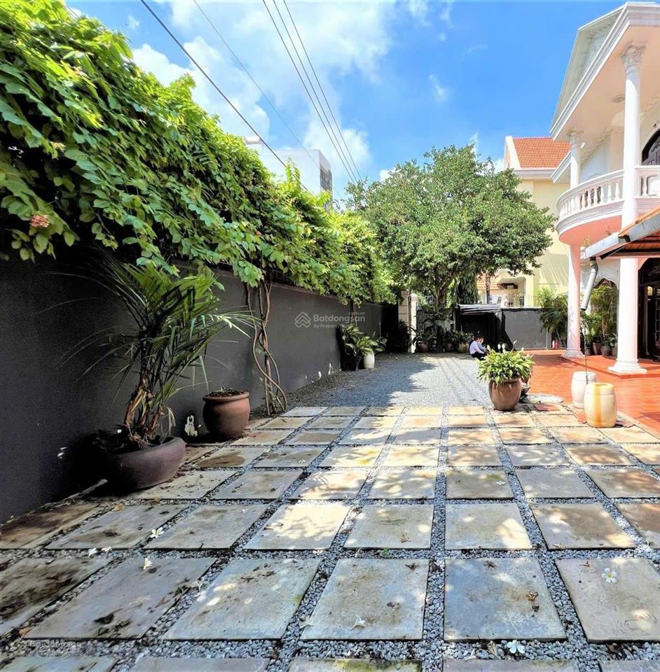 Cho thuê biệt thự góc 2 mặt tiền trần văn sắc, thảo điền 600m2, hồ bơi riêng  chỉ 7.000 usd/tháng