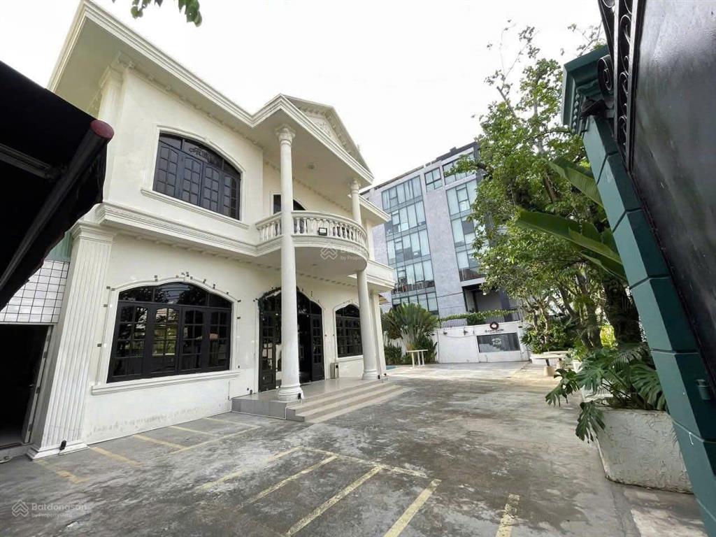 Cho thuê biệt thự góc 2 mặt tiền trần văn sắc, thảo điền 600m2, hồ bơi riêng  chỉ 7.000 usd/tháng