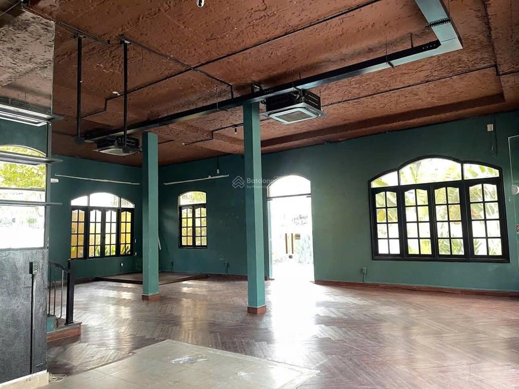 Cho thuê biệt thự góc 2 mặt tiền trần văn sắc, thảo điền 600m2, hồ bơi riêng  chỉ 7.000 usd/tháng