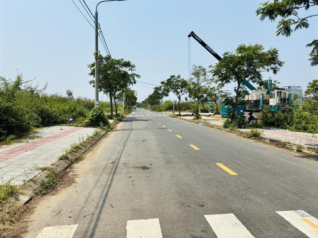 Cặp đất cồn dầu b1.80, hướng tây bắc, giá 12.5 tỷ, đã có sổ hồng.