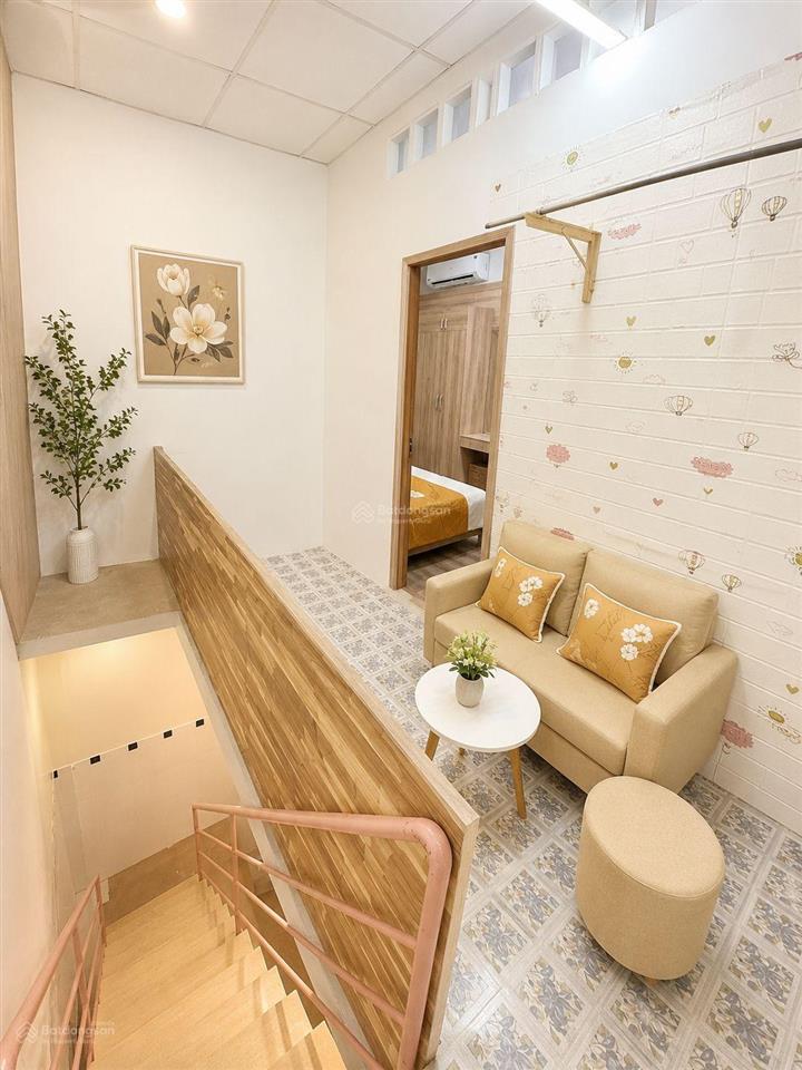 Nhà 40m2 2 tầng ngang 3.8m đẹp sát hàng xanh 2 phút quận 1 nhỉnh 5 tỉ tl