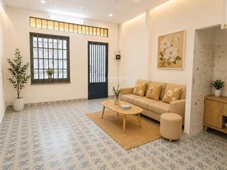 Nhà 40m2 2 tầng ngang 3.8m đẹp sát hàng xanh 2 phút quận 1 nhỉnh 5 tỉ tl