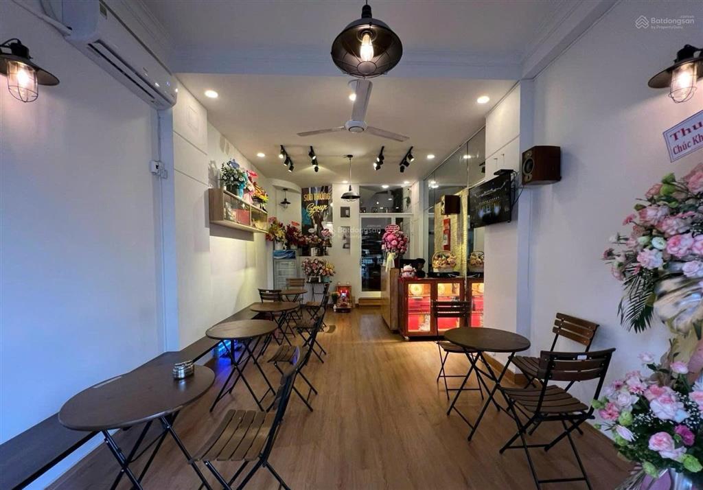Cho thuê nhà 55 triệu / tháng
13 hoa phượng, p.2, q.phú nhuận
4x16 trệt lửng 3 lầu, st 6pn 6wc