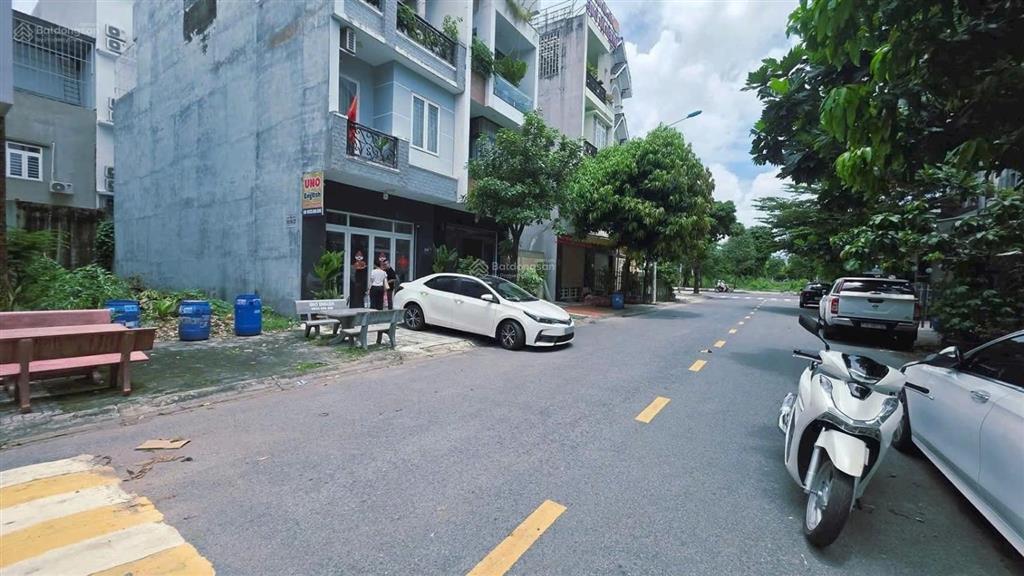 Nhà đẹp đường gs2 đông hòa dĩ an nhà 1 trệt 3 lầu ,dt 81m ,hoàn công vị trí đường quãng trường xanh