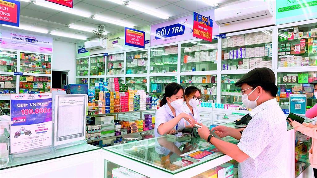 Bán cửa hàng đang cho nhà thuốc long châu thuê. mặt tiền trần hưng đạo dĩ an. giá 14,5 tỷ