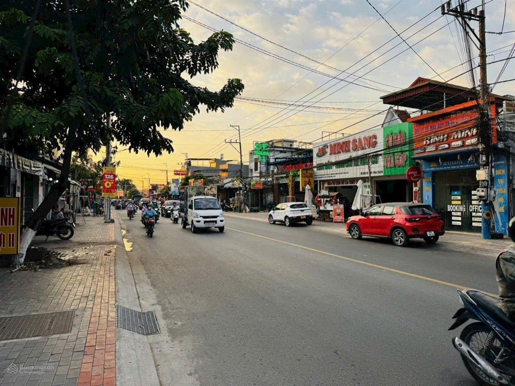 Bán cửa hàng đang cho nhà thuốc long châu thuê. mặt tiền trần hưng đạo dĩ an. giá 14,5 tỷ