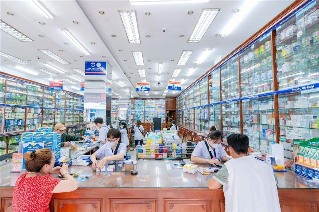 Bán cửa hàng đang cho nhà thuốc long châu thuê. mặt tiền trần hưng đạo dĩ an. giá 14,5 tỷ