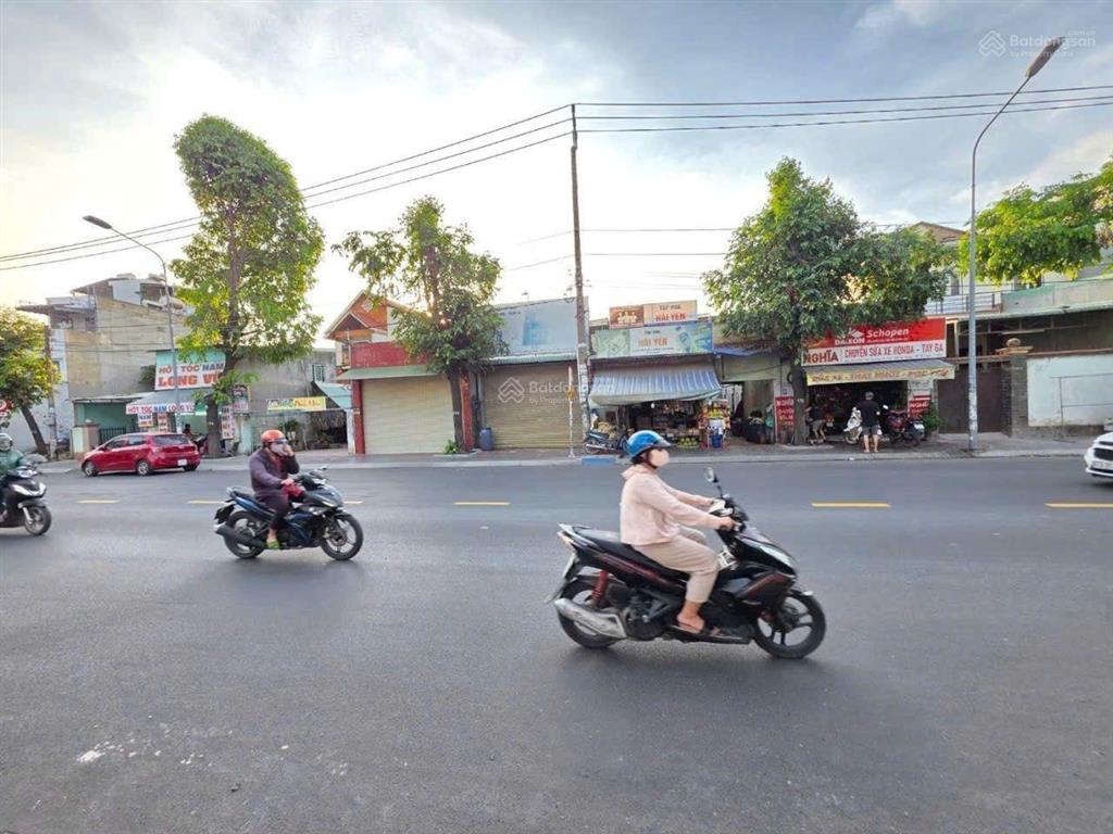 14tỷ990bán nhà mặt tiền đường hai bà trưng p. đông hòa, dĩ an ngang 5 dài 18m  1 trệt 3 lầu + tum