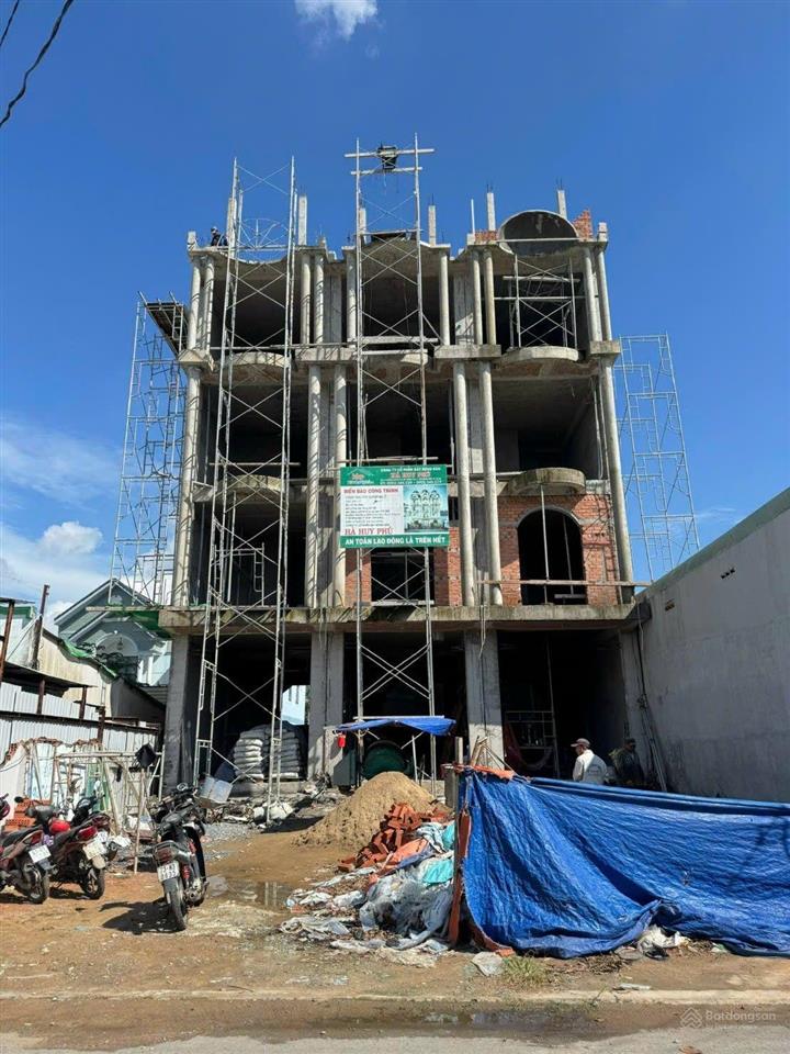 Bán nhà 1 trệt 3 lầu mặt tiền đường đông tác tân đông hiệp dĩ an. nhà đang hoàn thiện giá 7tỷ 450