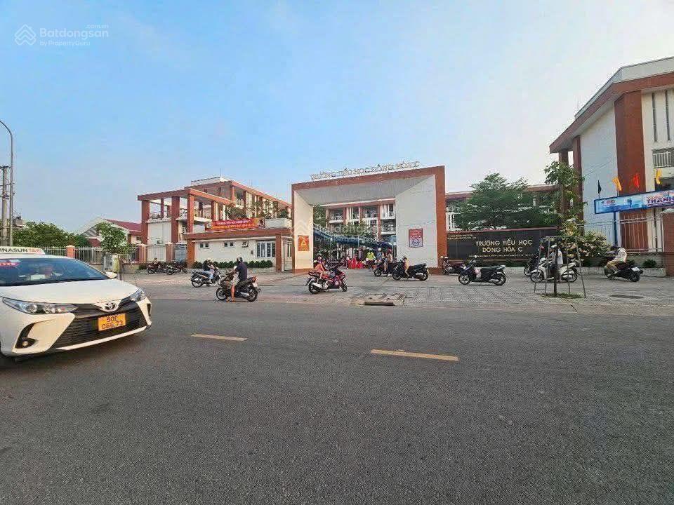 8tỷ450. bán nhà đối diện công viên gần go dĩ an. khu tái định cư đông hòa c . dĩ an dt 66,2m2