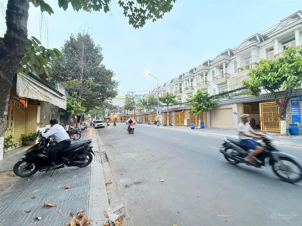 Nhà phố 4 tầng lầu mặt tiền đường võ thị sáu, đông hoà  dĩ an dt 105m2 (4,5x23m) hoàn công đầ