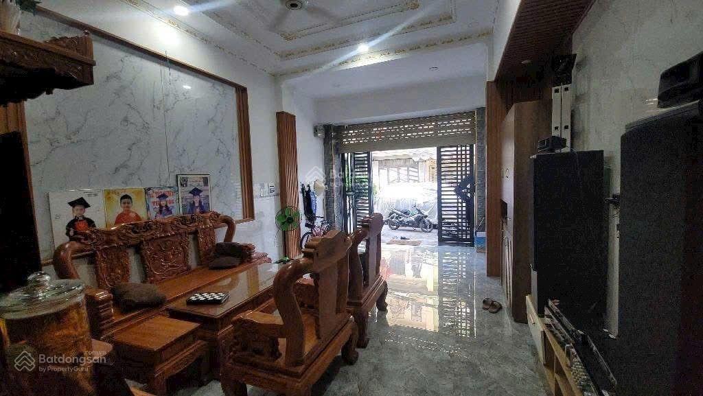 Bán nhà gần chợ dĩ an phường dĩ an tphcm nhà 3 tầng 3pn khép kín, phòng thờ diện tích 4,7mx14m