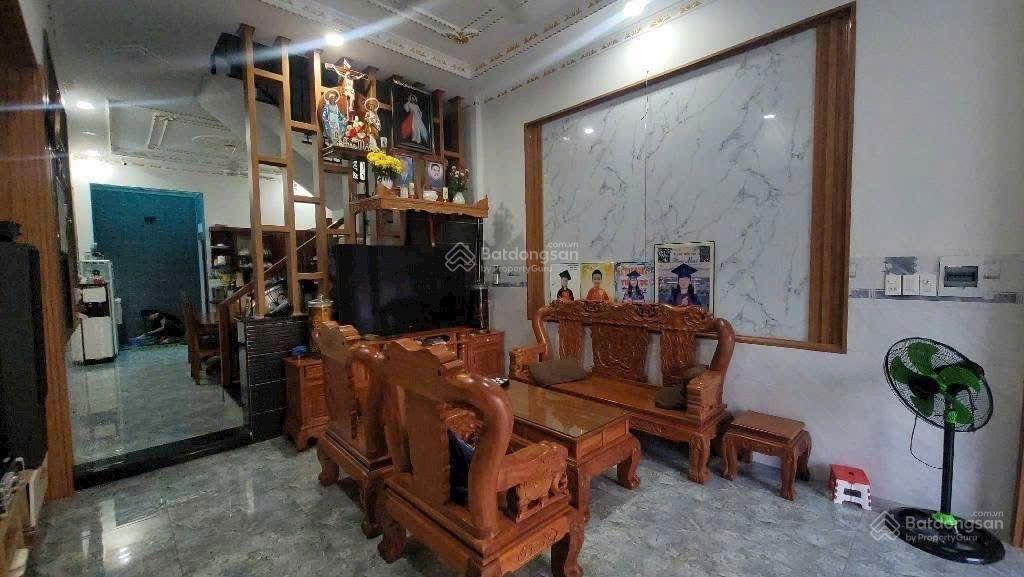 Bán nhà gần chợ dĩ an phường dĩ an tphcm nhà 3 tầng 3pn khép kín, phòng thờ diện tích 4,7mx14m