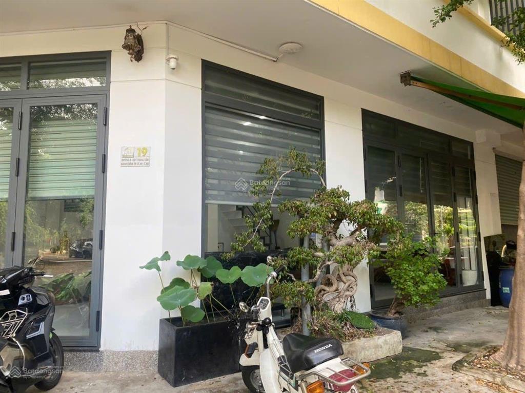 . giá tuyệt chủng . bán gấp giá bán trong tuần bán nhà góc hai mặt tiền rẻ nhất khu trung