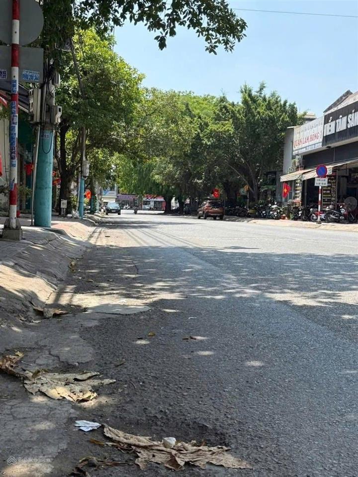 Bán khách sạn sát trung tâm hành chính dĩ an và kcn sóng thần dt  150m, ngang 5m có thoát