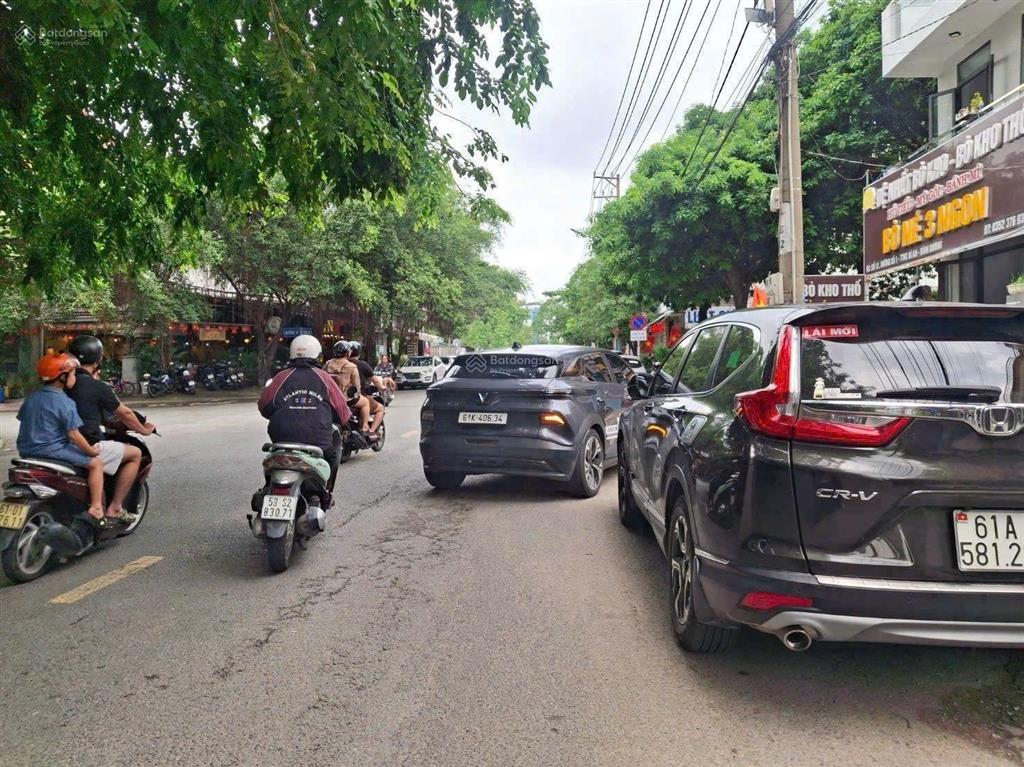 Nhà 3 tầng hoàn công
trung tâm hành chính dĩ an
100m ngang 5mx20
vị trí đẹp gần vietcombank
giá ngộ
