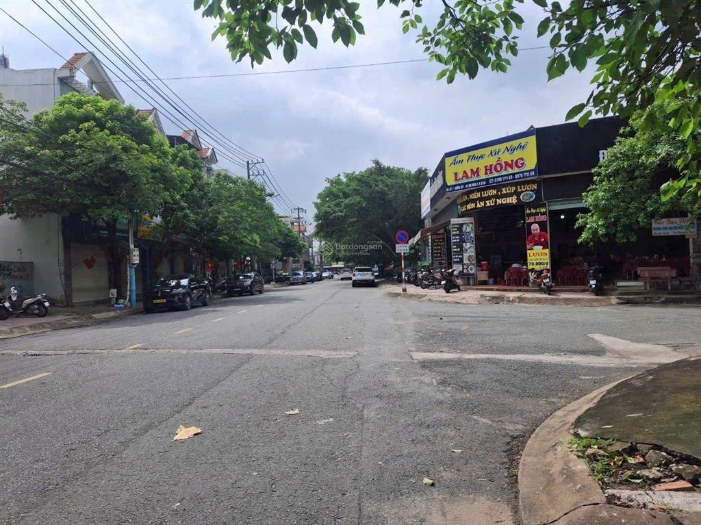 Nhà 3 tầng hoàn công
trung tâm hành chính dĩ an
100m ngang 5mx20
vị trí đẹp gần vietcombank
giá ngộ
