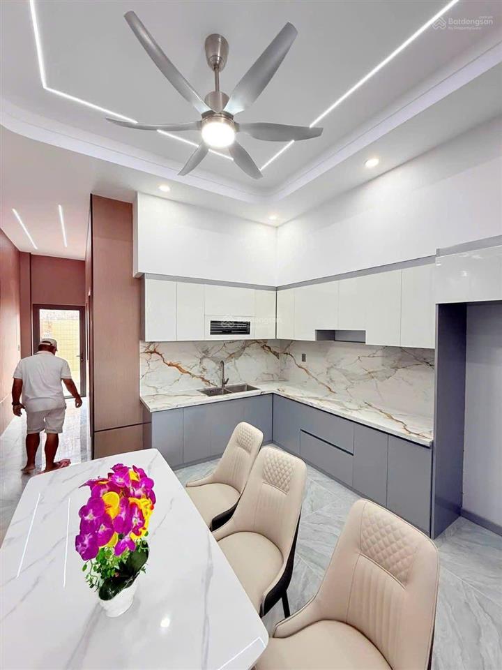 Nhà shr 1 trệt 2 lầu hoàn công.
diện tích 110m2 + full nội thất.
công năng bao gồm 4 phòng