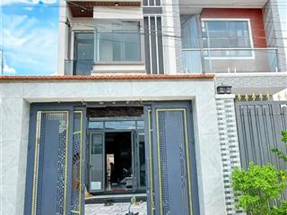 Nhà shr 1 trệt 2 lầu hoàn công.
diện tích 110m2 + full nội thất.
công năng bao gồm 4 phòng