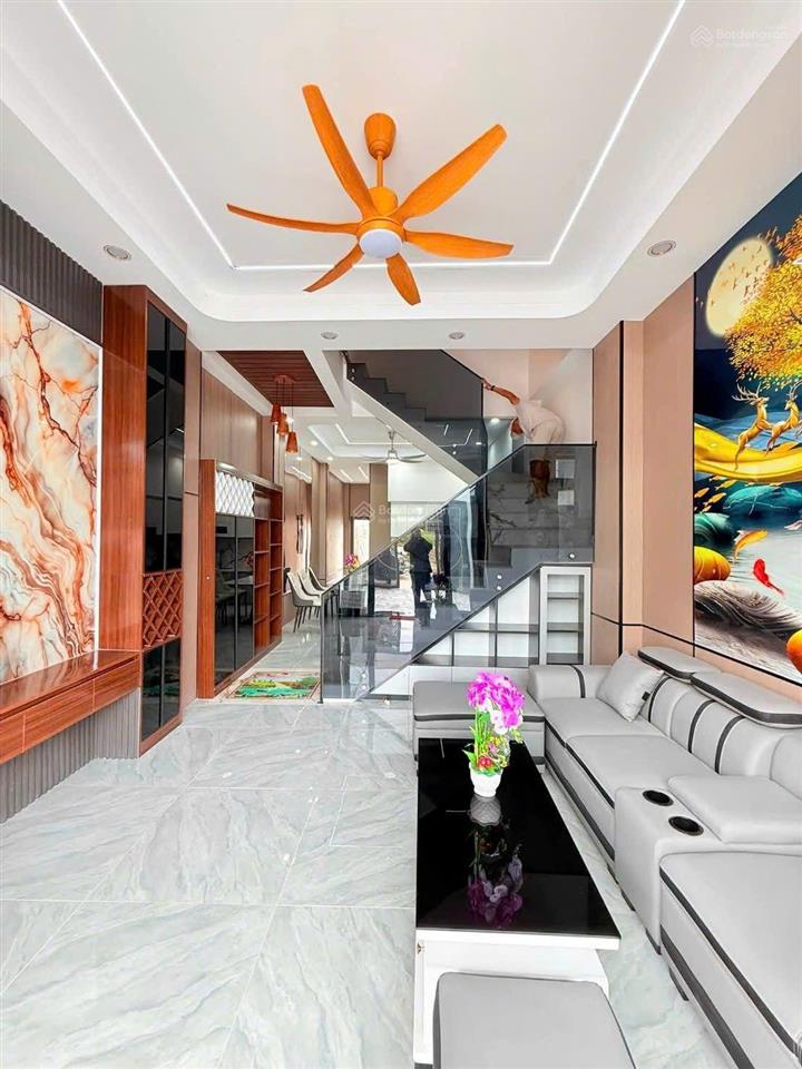 Nhà shr 1 trệt 2 lầu hoàn công.
diện tích 110m2 + full nội thất.
công năng bao gồm 4 phòng