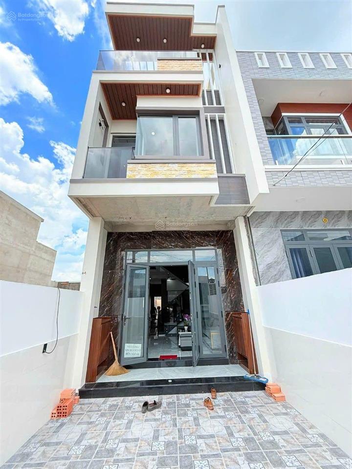 Nhà shr 1 trệt 2 lầu hoàn công.
diện tích 110m2 + full nội thất.
công năng bao gồm 4 phòng