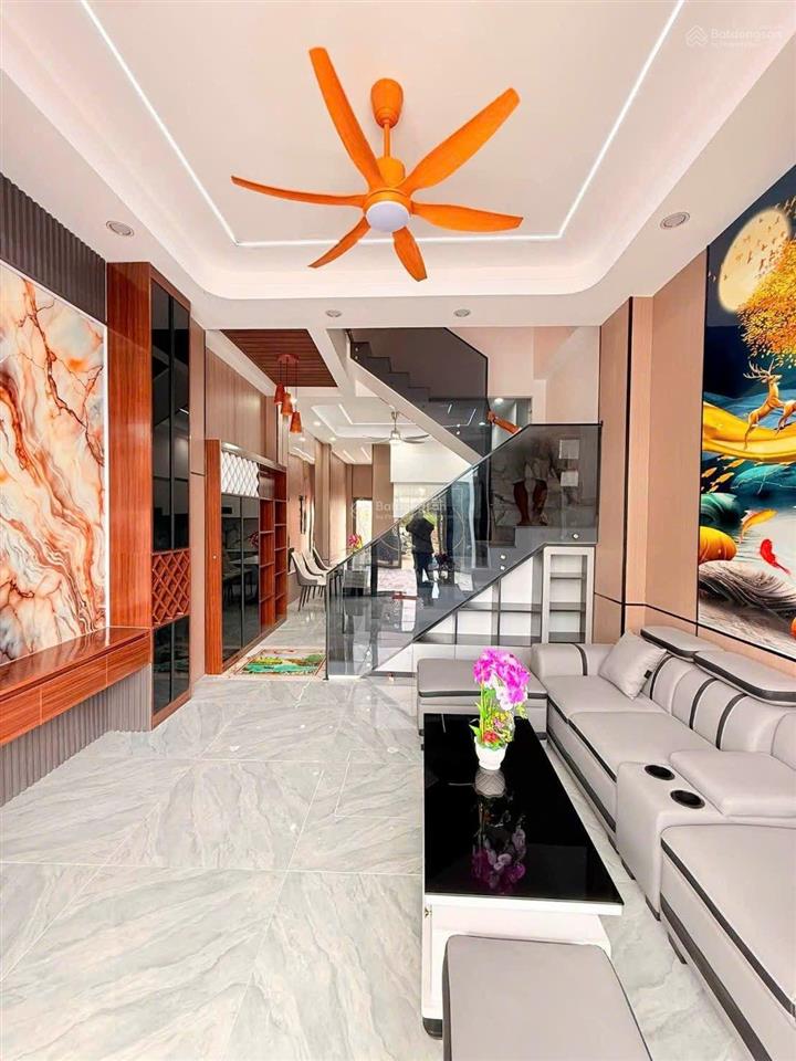 Nhà shr 1 trệt 2 lầu hoàn công.
diện tích 110m2 + full nội thất.
công năng bao gồm 4 phòng