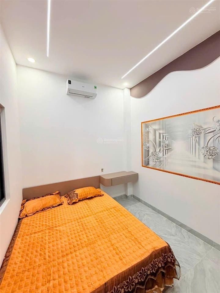 Nhà shr 1 trệt 2 lầu hoàn công.
diện tích 110m2 + full nội thất.
công năng bao gồm 4 phòng