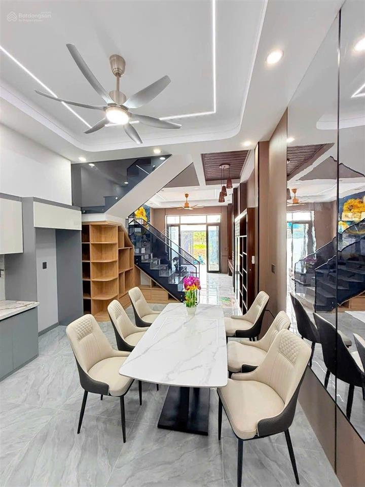 Nhà shr 1 trệt 2 lầu hoàn công.
diện tích 110m2 + full nội thất.
công năng bao gồm 4 phòng