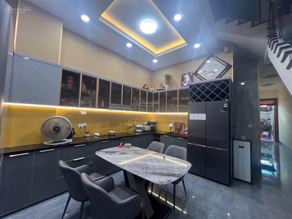 Ngộp bán nhà 1 trệt 2 lầu sân trước rộng khu bệnh viện 1.500 giường thủ dầu một bình dương