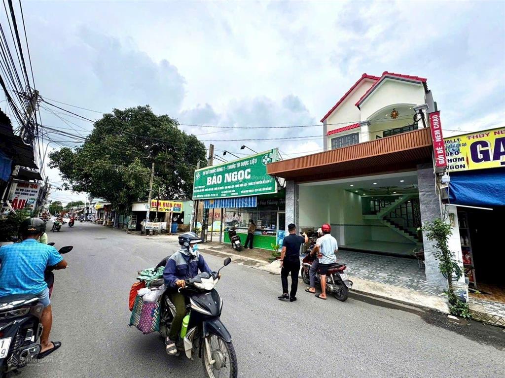 Bán nhà góc 2 mặt tiền cây da vị trí đẹp, thuận tiện ở & kinh doanh toạ lạc tại p. tân đông hiệp