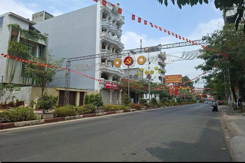 Cần bán biệt thự đường số 9 tthc dĩ an tphcm. diện tích 250m, ngang 10m (2 sổ liền kề) full thổ cư