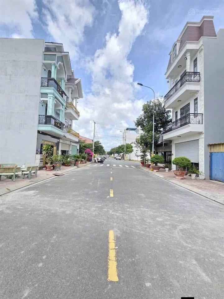 Nhà 1 trệt 2 lầu có sân thượng kdc phúc đạt, tân đông hiệp. đường 10m thông. gần vincom 550 dĩ an