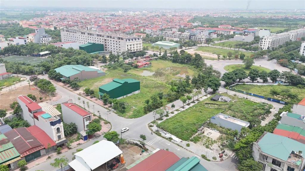 Đất nền dự án cách đại học luật 500m