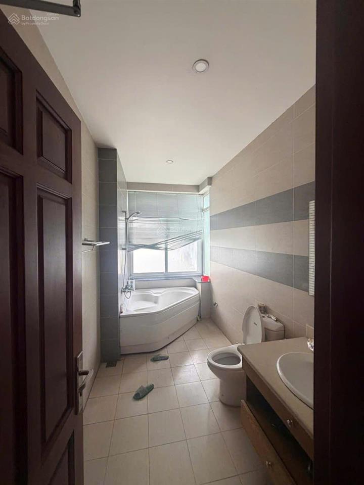 Chủ cắt lỗ 60 tỷ bán nhanh nhà sân vườn