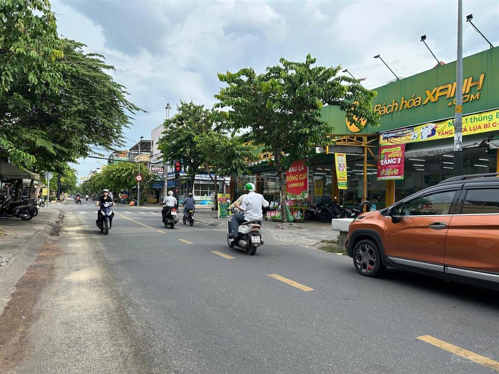 Mặt tiền kinh doanh đường song hành quận 12, dt 4x27m đúc 5 tấm có thang máy giá 11 tỷ