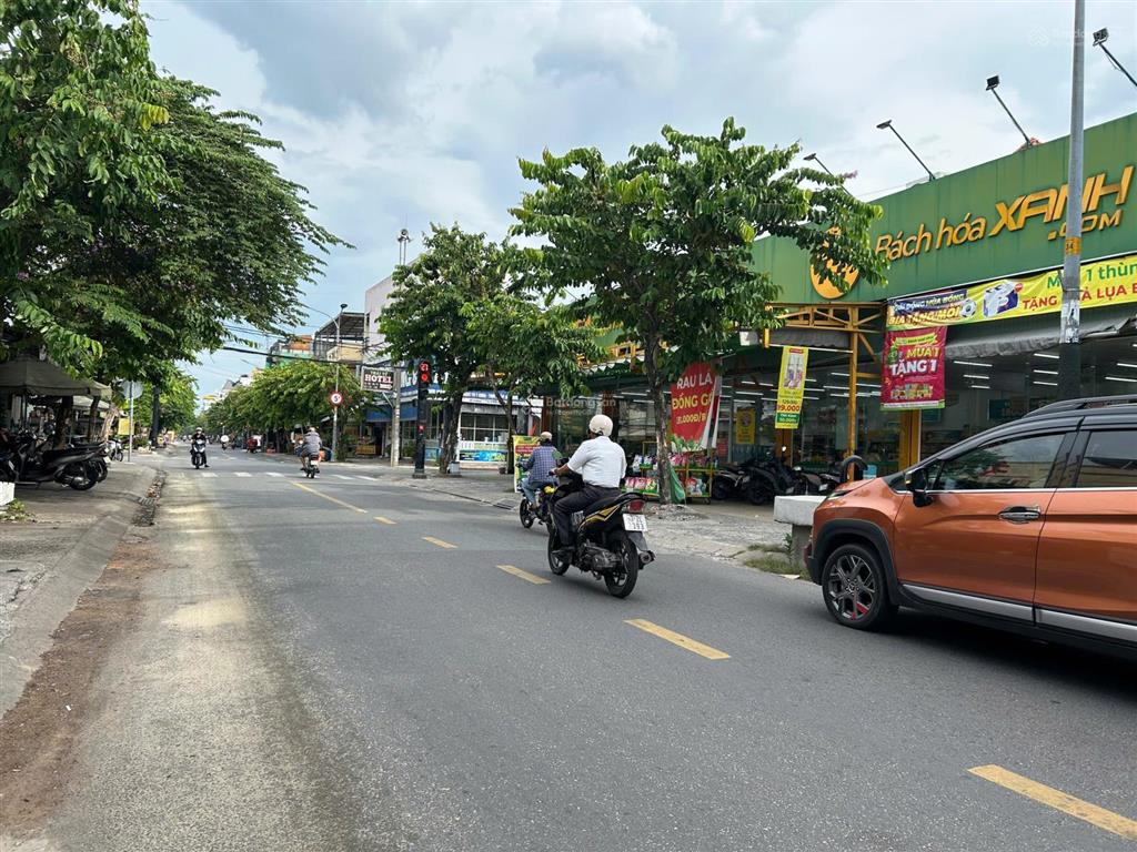Mặt tiền kinh doanh đường song hành quận 12, dt 4x27m đúc 5 tấm có thang máy giá 11 tỷ