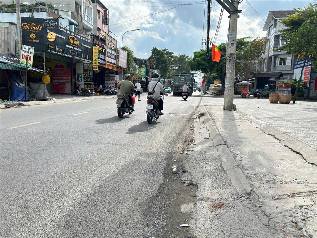 Nhà mtkd đường nguyễn thị búp (ngay cổng hiệp thành city) dt 5x18m 1 trệt 2 lầu giá 10,3 tỷ