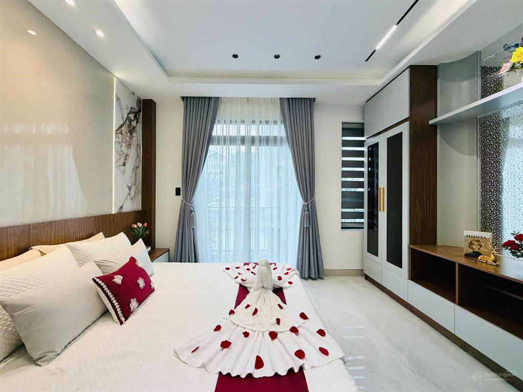 Chính chủ bán nhà phố mới xây 1 trệt 1 lửng 4 lầu sân thượng có thang máy dt 4x17m hxh  12,6 tỷ tl
