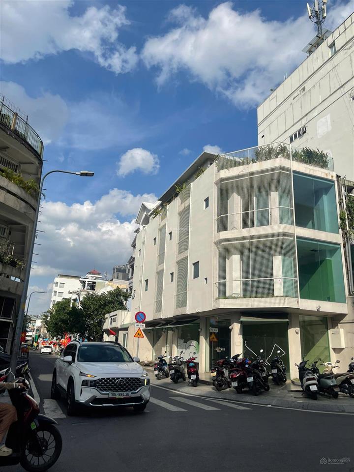 Siêu vị trí góc 2mt phan đăng lưu ngay ngã 4 phú nhuận  dt(4,5x20) hđ thuê 110triệu/th  giá 33tỷ