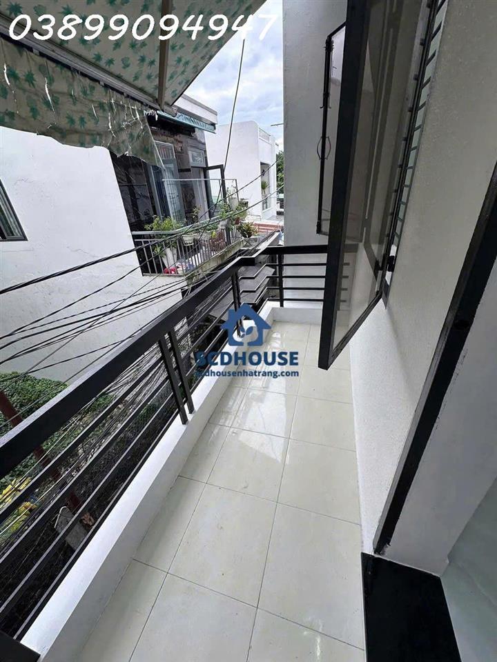 BÁN NHÀ LÔ GÓC 2 MẶT TIỀN HẺM CẮT KIẾNG ĐƯỜNG 2/4 NHA TRANG – DIỆN TÍCH 28M² KẾT CẤU 2