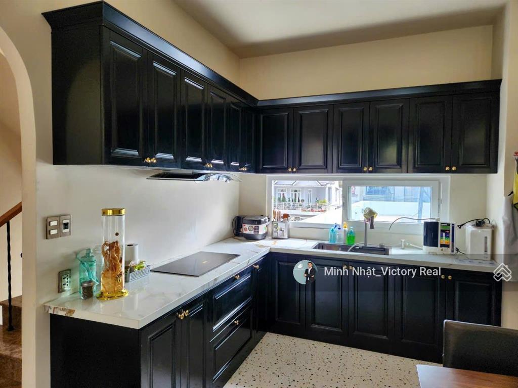 Bán gấp nhà phố để về quê 5 phòng ngũ, có gara ô tô, p.8, đà lạt