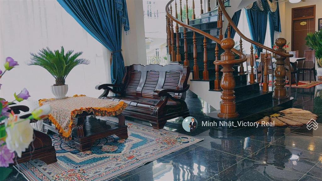 Bán villa sân vườn đẹp đà lạt, 7pn, 2 mặt tiền, view thoáng, đẹp. trung tâm phường 6