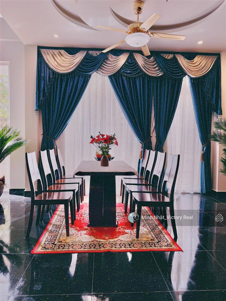 Bán villa sân vườn đẹp đà lạt, 7pn, 2 mặt tiền, view thoáng, đẹp. trung tâm phường 6