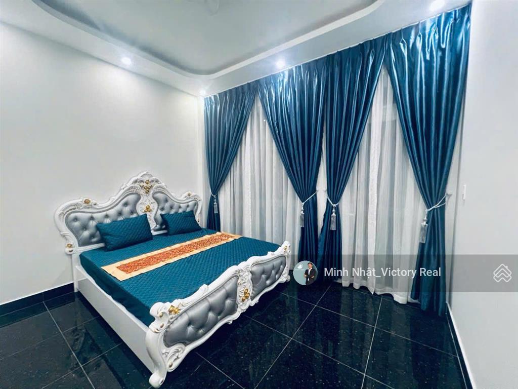 Bán villa sân vườn đẹp đà lạt, 7pn, 2 mặt tiền, view thoáng, đẹp. trung tâm phường 6
