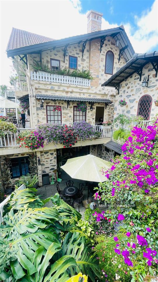 Ngộp lắm rồi, bán nhanh villa mặt tiền, 360m2, 20 phòng kd, trung tâm đà lạt