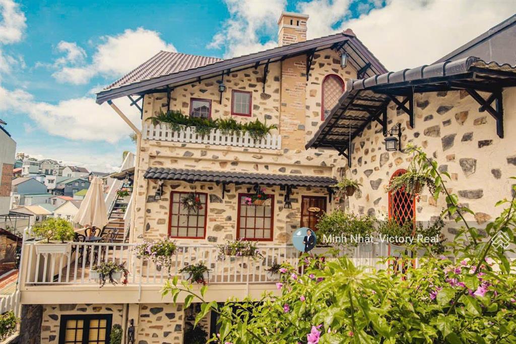 Ngộp lắm rồi, bán nhanh villa mặt tiền, 360m2, 20 phòng kd, trung tâm đà lạt