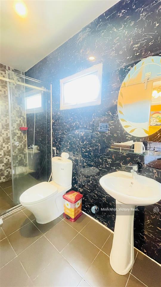 Bán khách sạn phục vụ 90% khách nước ngoài, tỷ lệ kín phòng 80%, cách hồ xuân hương 1km