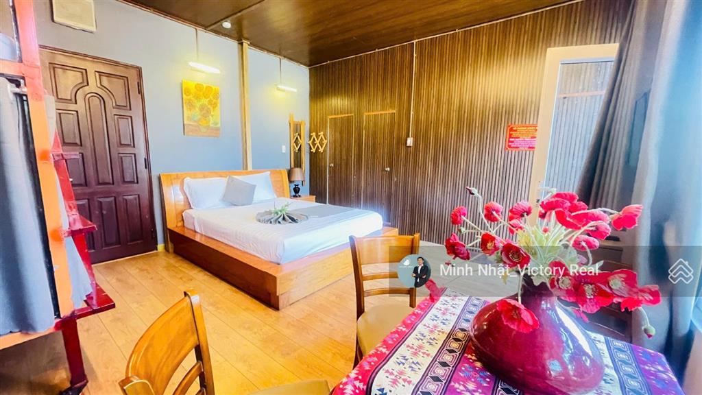 Bán khách sạn phục vụ 90% khách nước ngoài, tỷ lệ kín phòng 80%, cách hồ xuân hương 1km