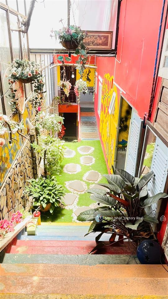 Bán khách sạn phục vụ 90% khách nước ngoài, tỷ lệ kín phòng 80%, cách hồ xuân hương 1km